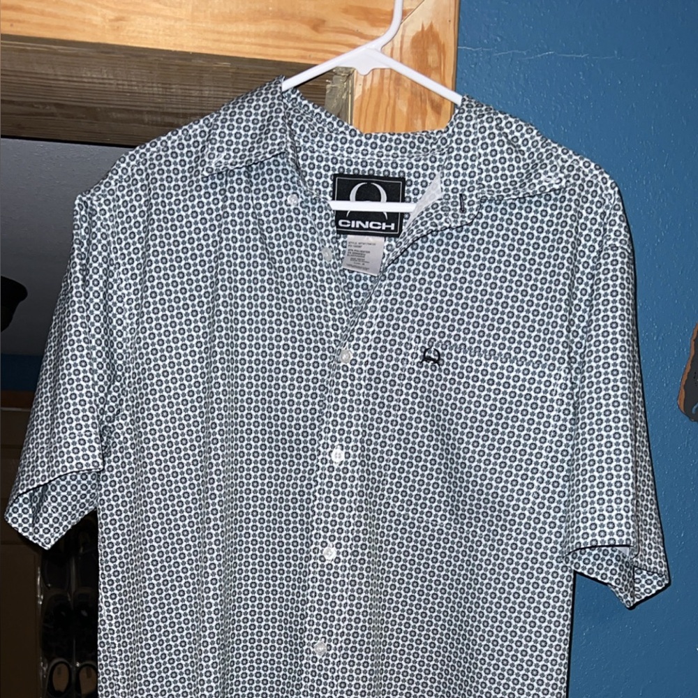 Cinch Men's Blue and White Patterned Button Down Shirt